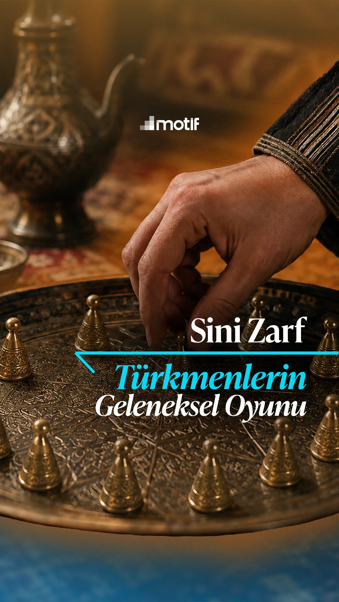 Sini Zarf kapağı: işlemeli bakır tepsinin üzerindeki kupalardan birine uzanan bir el