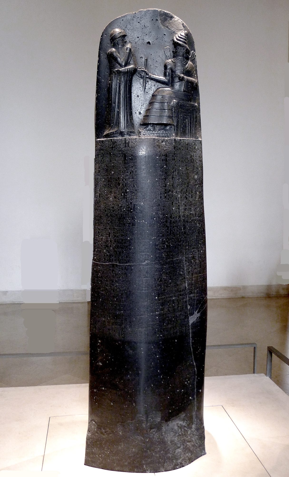 Louvre Müzesi'ndeki Hammurabi Kanunları steli